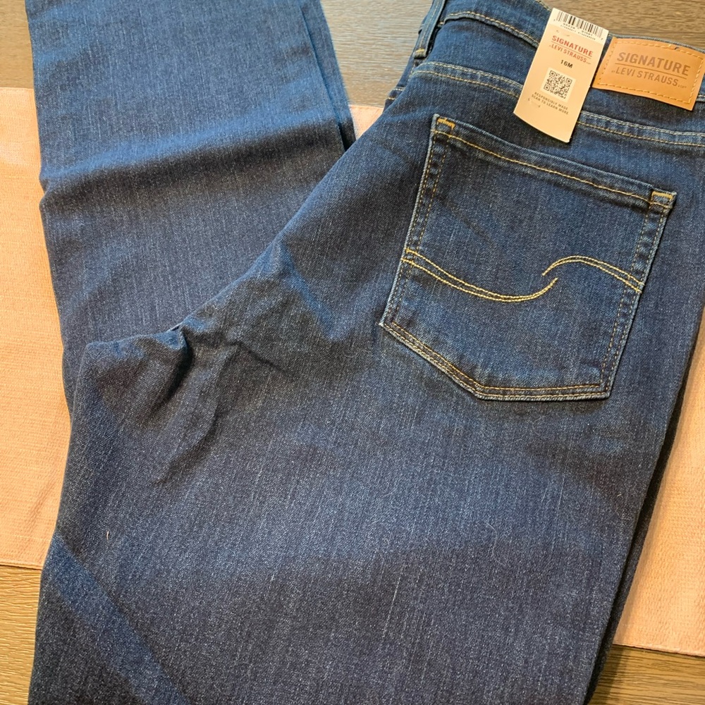 Levi's Signature womens Blue Jeans. New!